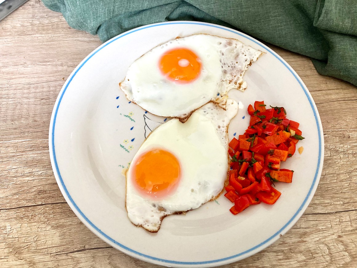 Spiegelei mit Paprika-Gemüse