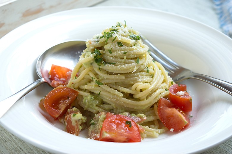 Spaghetti mit Avocado und Basilikum