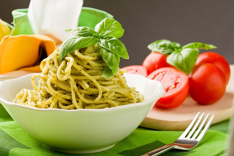 Spaghetti mit Basilikumpesto