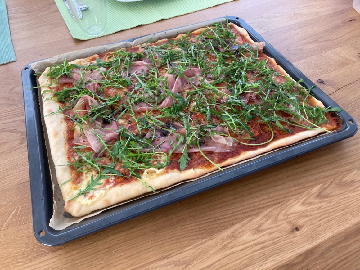 Pizza mit Rucola, Parmaschinken und Mozzarella - Rezept