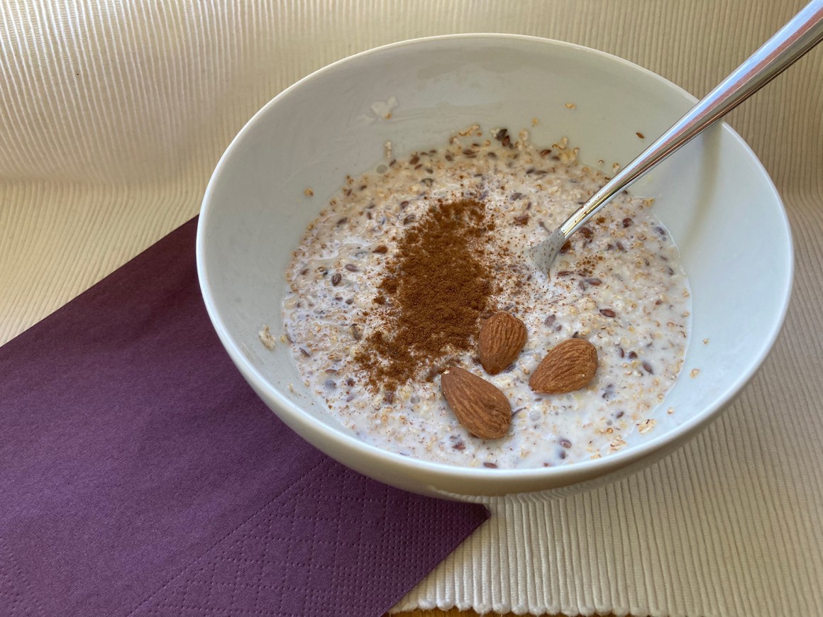 Gesunder Müslimix mit Mandeln und Datteln - Rezept