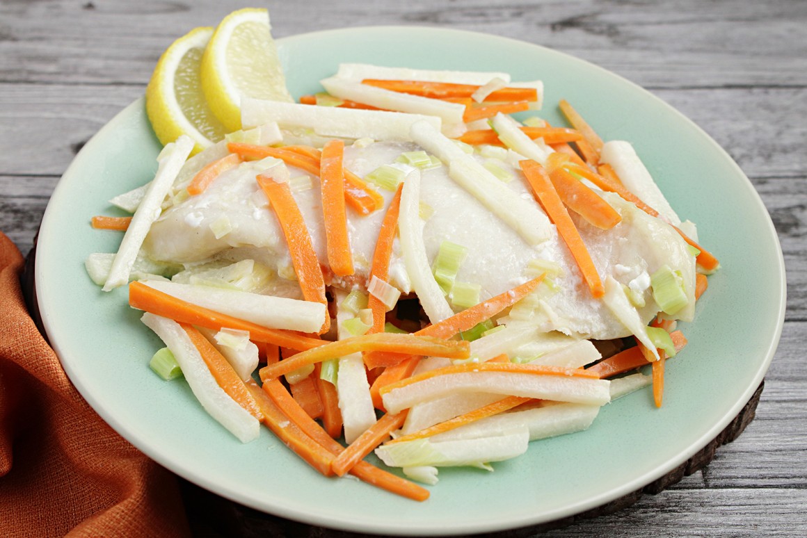 Gedünsteter Fisch auf Gemüsebett - Rezept