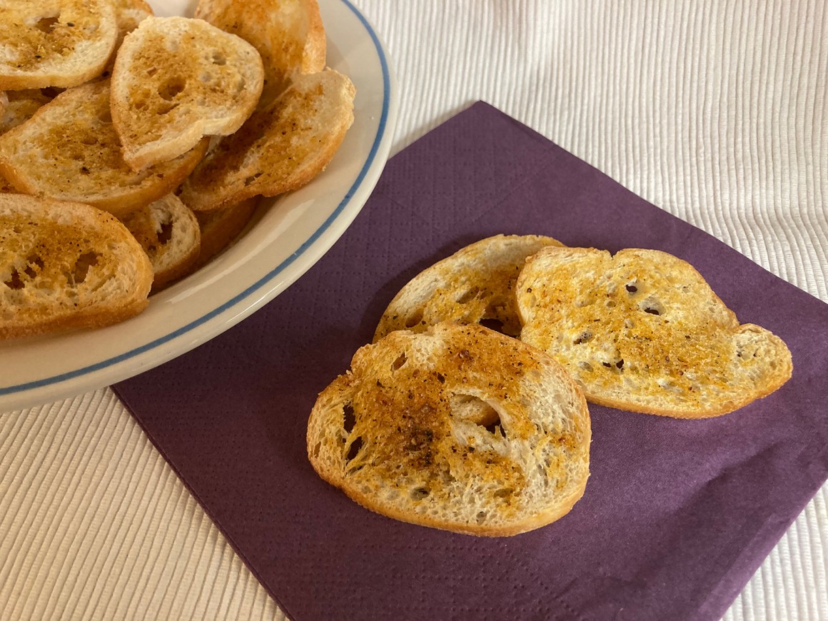 Pikante Brotchips mit geräuchertem Paprikagewürz