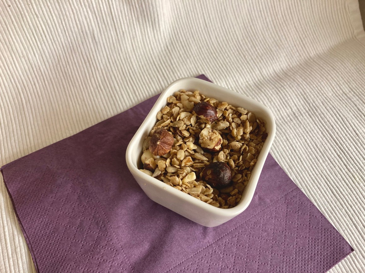 Gebackenes Müsli mit Haselnüssen