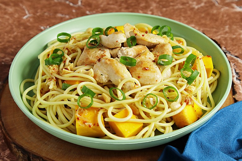 Pikanter Nudel-Salat mit Hähnchenfilet