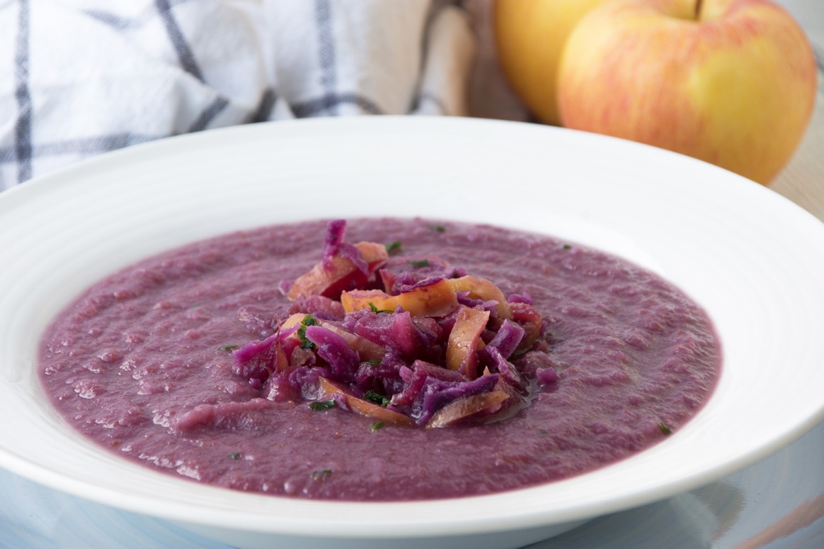 Rotkohlsuppe mit Apfel
