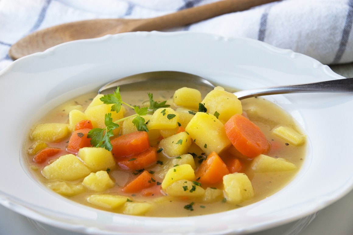 Steckrübensuppe mit Möhren