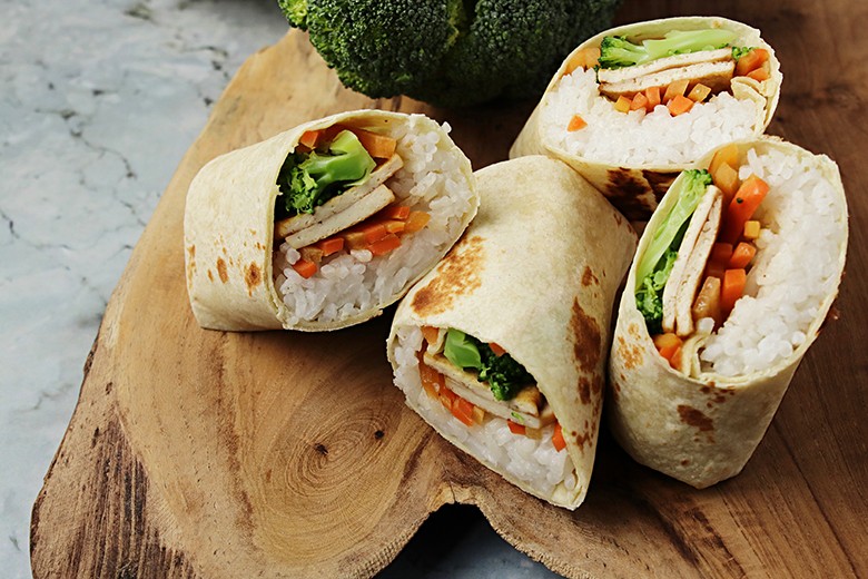 Vegetarische Wraps mit Tofu, Reis und Gemüse