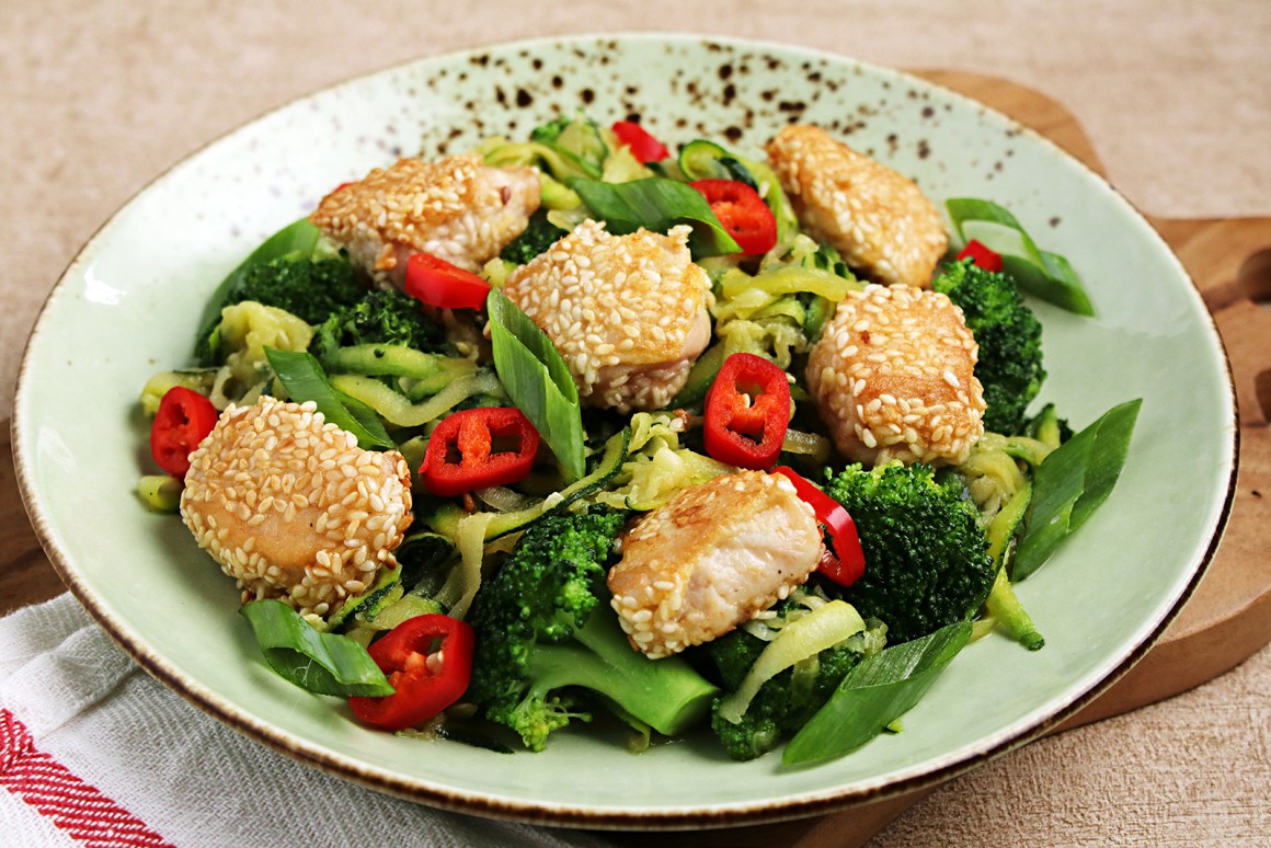 Sesam-Hähnchen an Zucchini-Nudeln