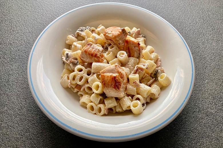 Gepfefferter Lachs mit Champignon-Nudeln