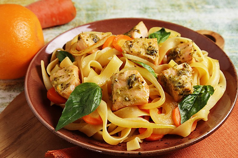 Pesto-Lachs mit Orangen-Möhren-Nudeln