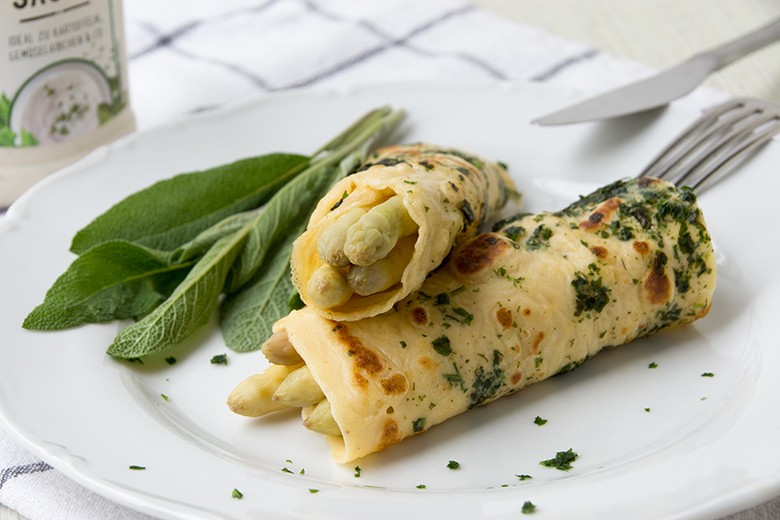 Saarländischer Spargel im Wildkräuterpfannkuchen