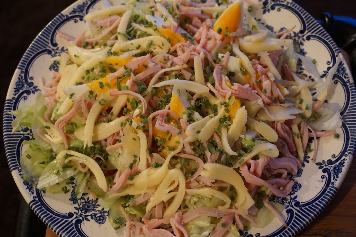 Chefsalat mit Schinken und Käse