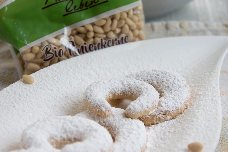 Vanillekipferl mit Pinienkernen und Zimt