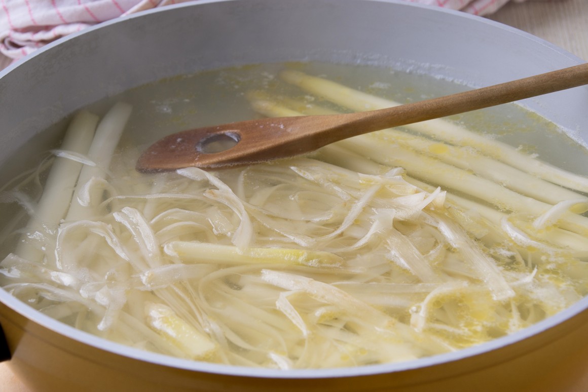 Selbstgemachte Spargelbrühe