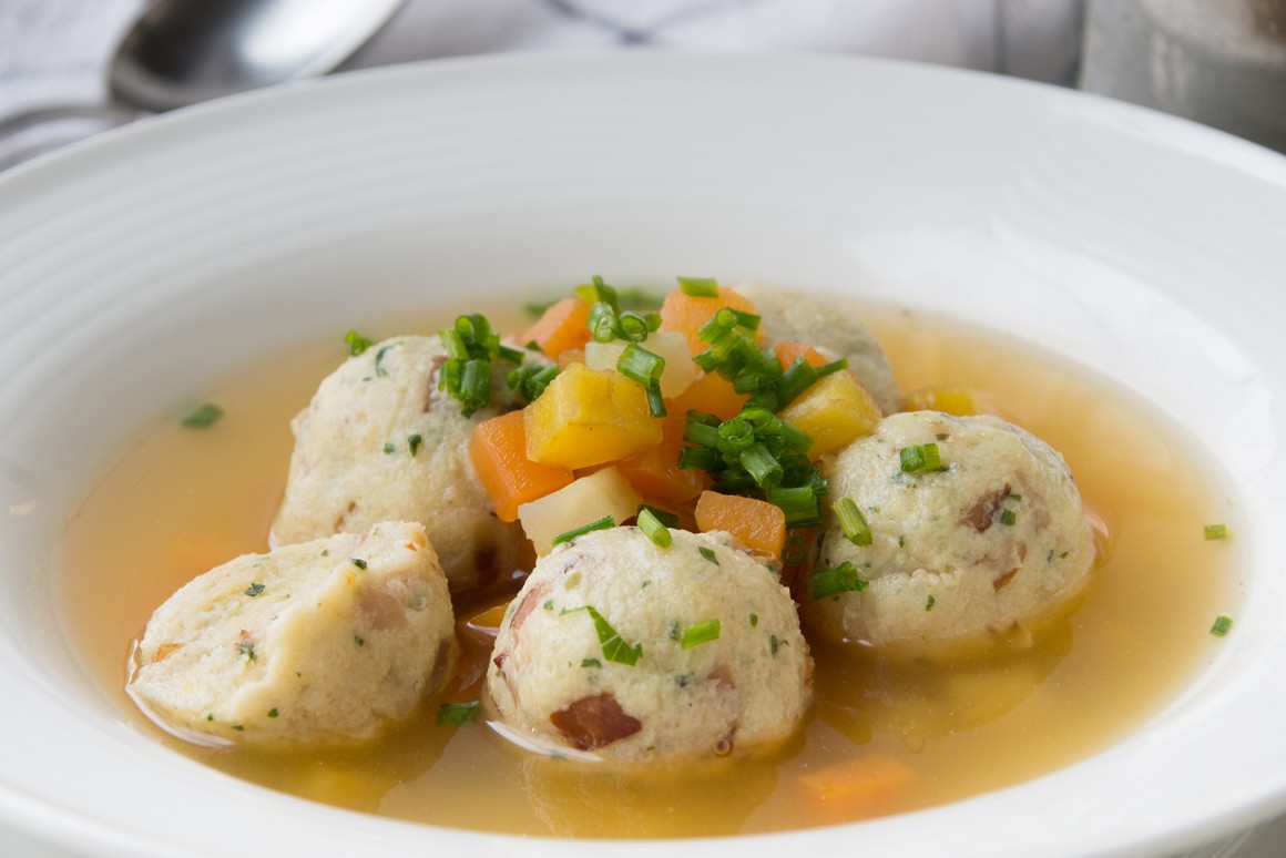 Südtiroler Speckknödelsuppe - Rezept