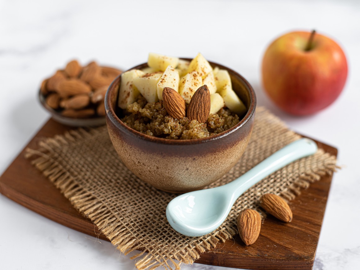 Müsli mit Quinoa, Nüssen und Apfel