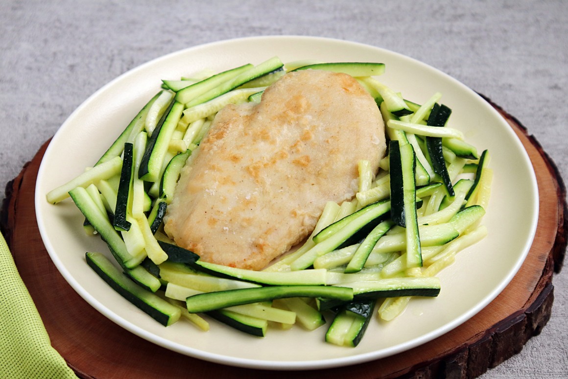 Gebratenes Hähnchenfilet auf Zucchinigemüse
