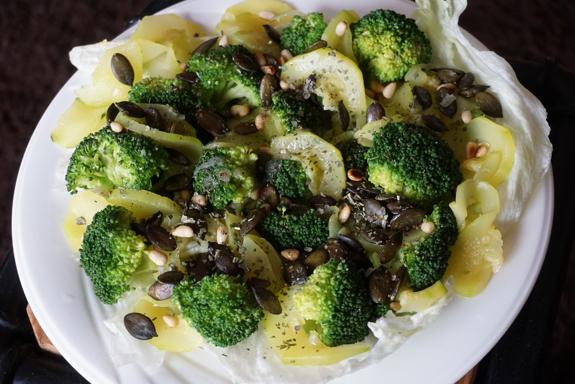 Brokkolisalat mit Pinienkernen - Rezept