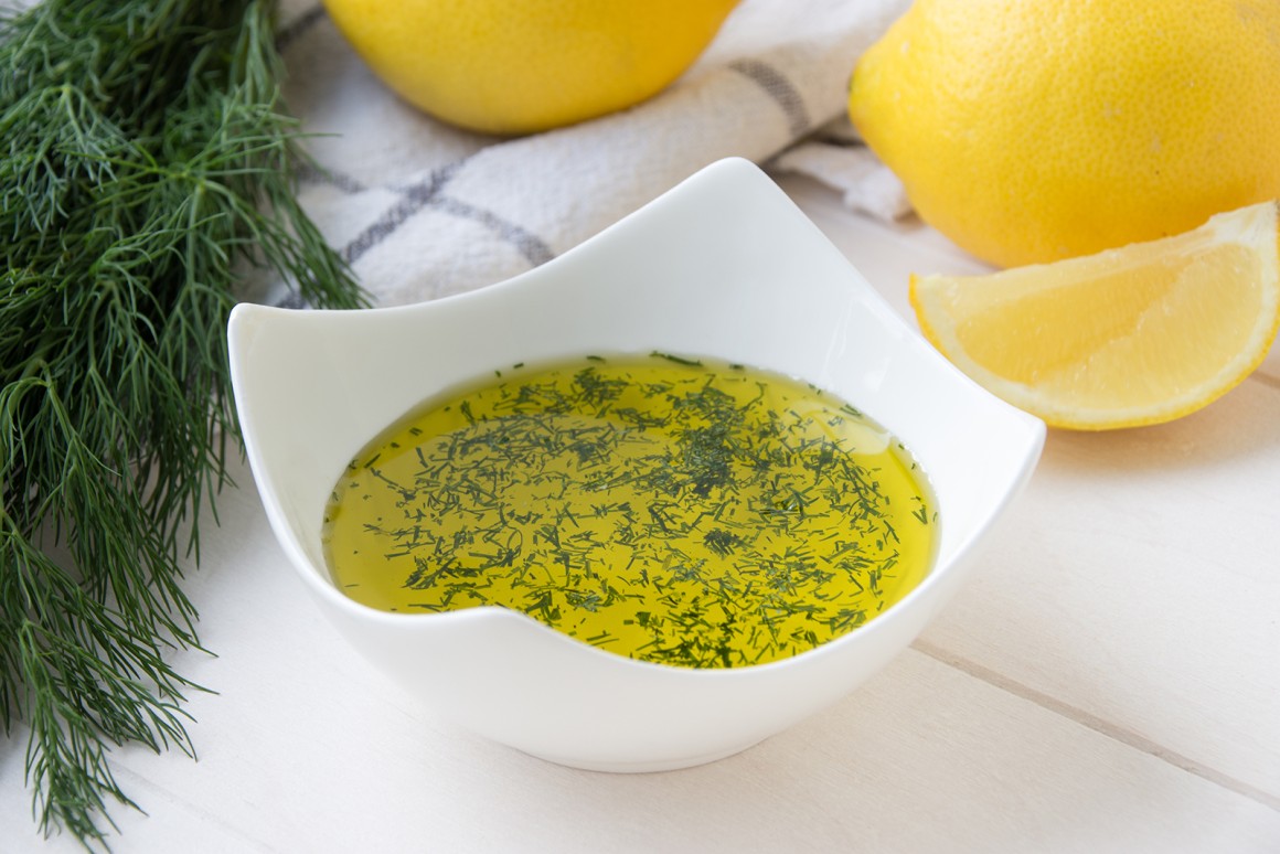 Frisches Dilldressing mit Zitrone