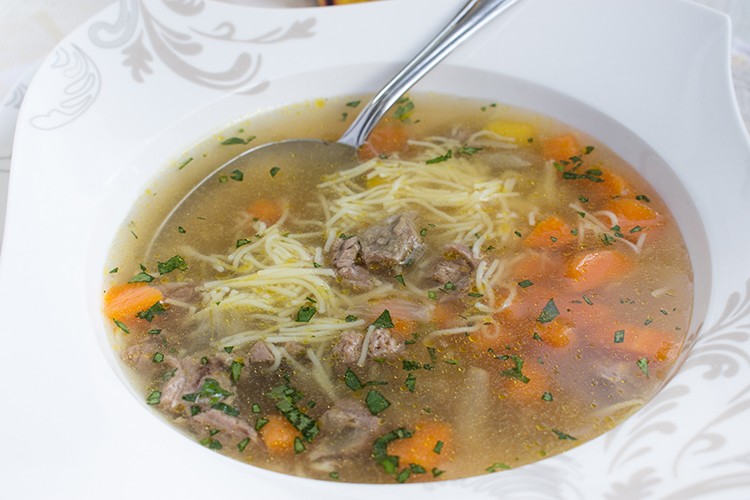 Deftige Rindfleischsuppe mit Nudeln