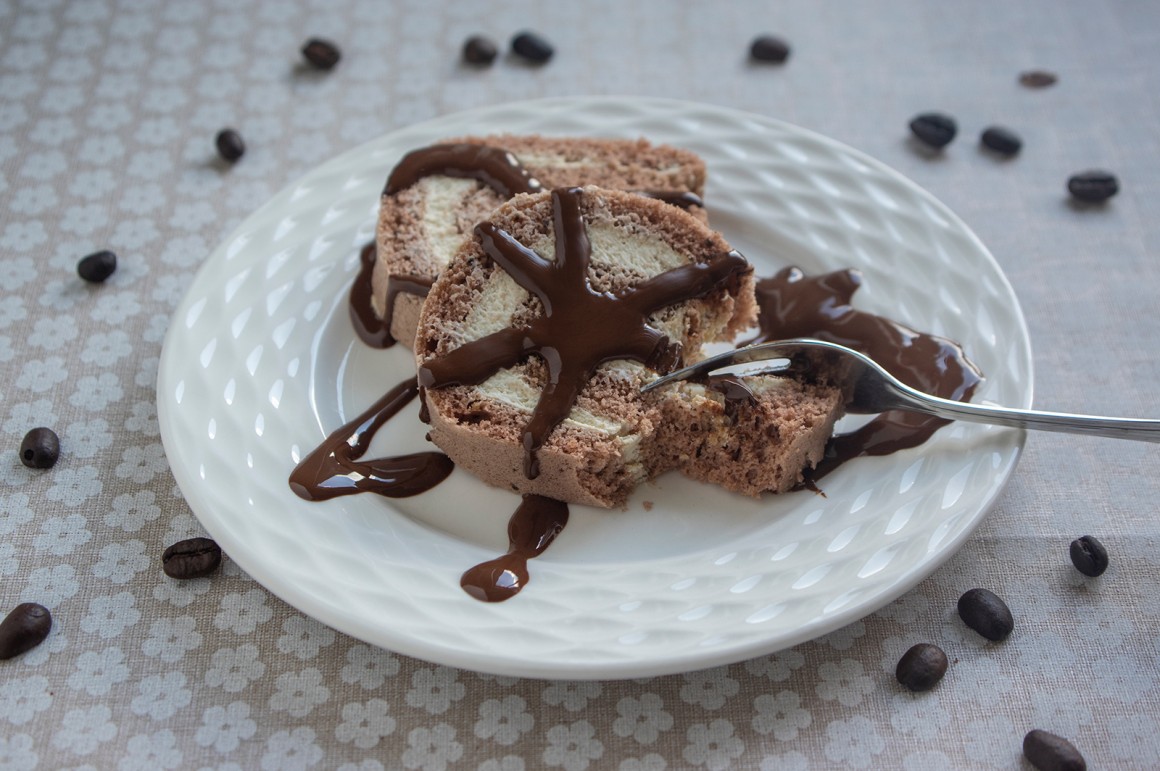 Biskuitrolle mit Kaffeecreme