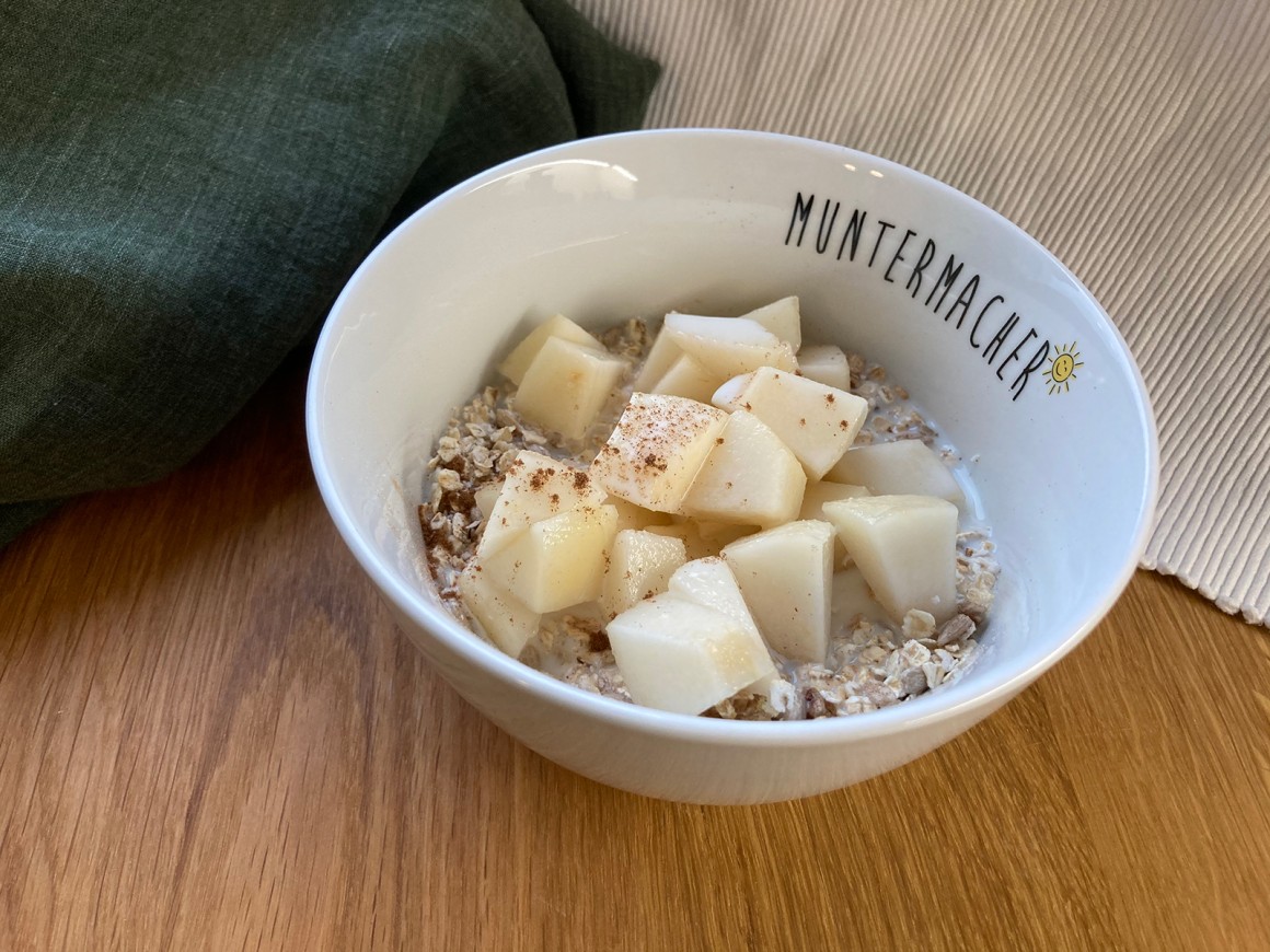 Glutenfreies Müsli mit Birnen, Kokos und Zimt