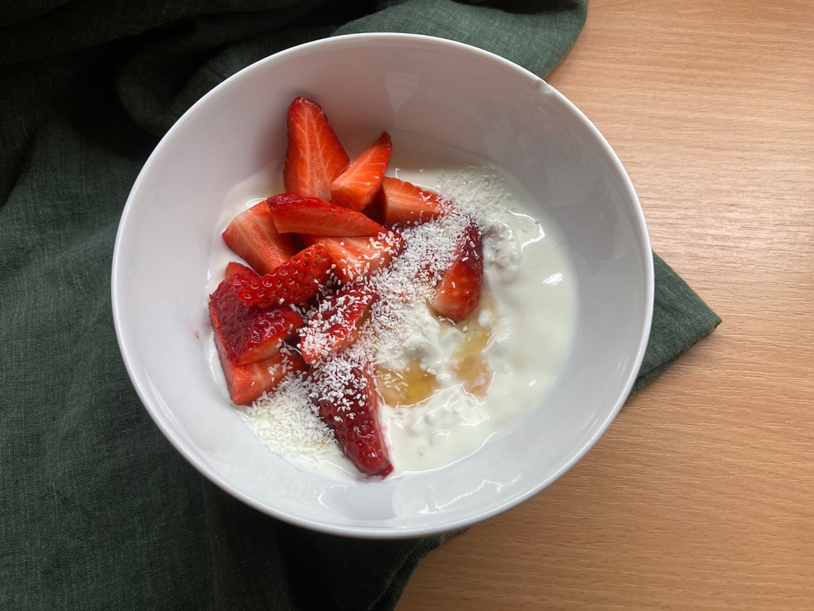 Veganes Frühstück mit Joghurt und Erdbeeren