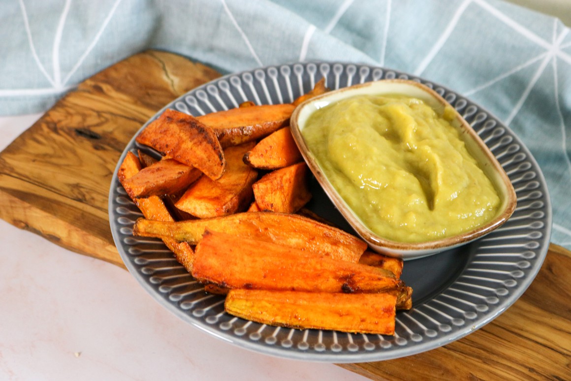 Süßkartoffelspalten mit Mango-Avocado-Dip