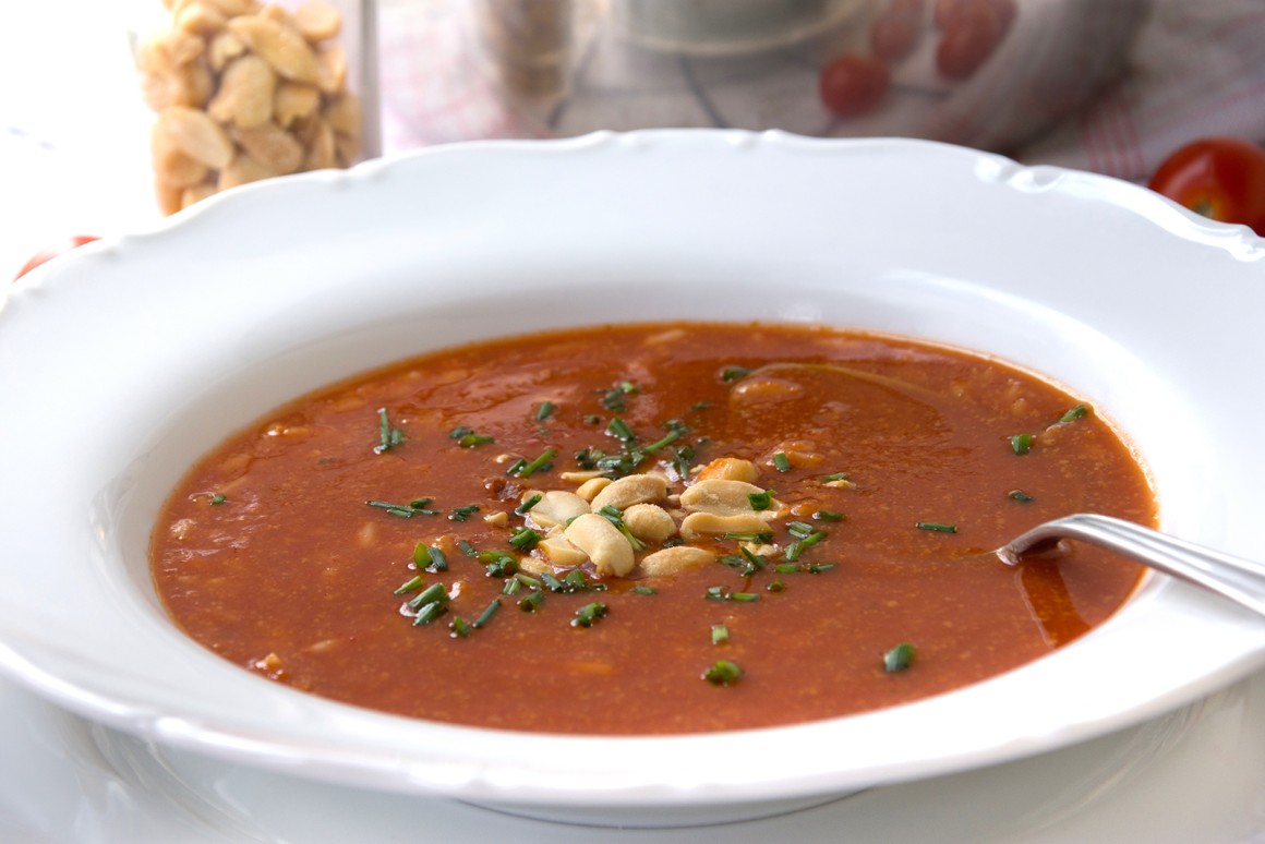 Erdnusssuppe mit Reis
