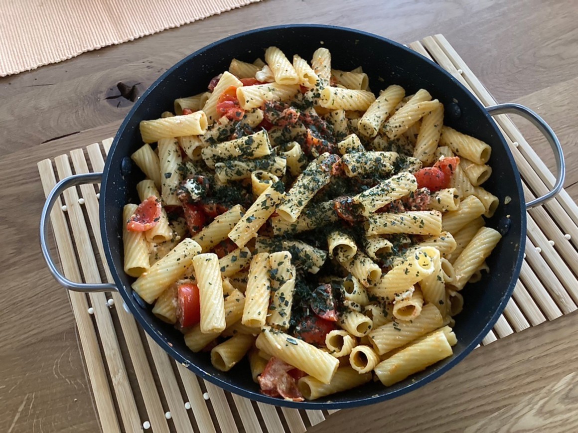 Nudeln mit Tomaten und Schafskäse