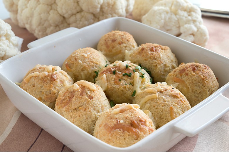 Überbackene Blumenkohl-Käse-Bällchen