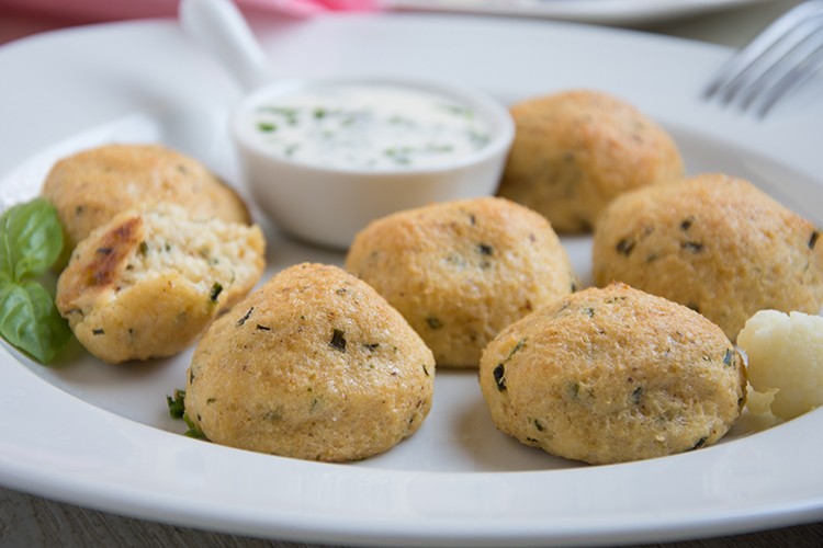 Blumenkohl-Bällchen mit Sour Cream