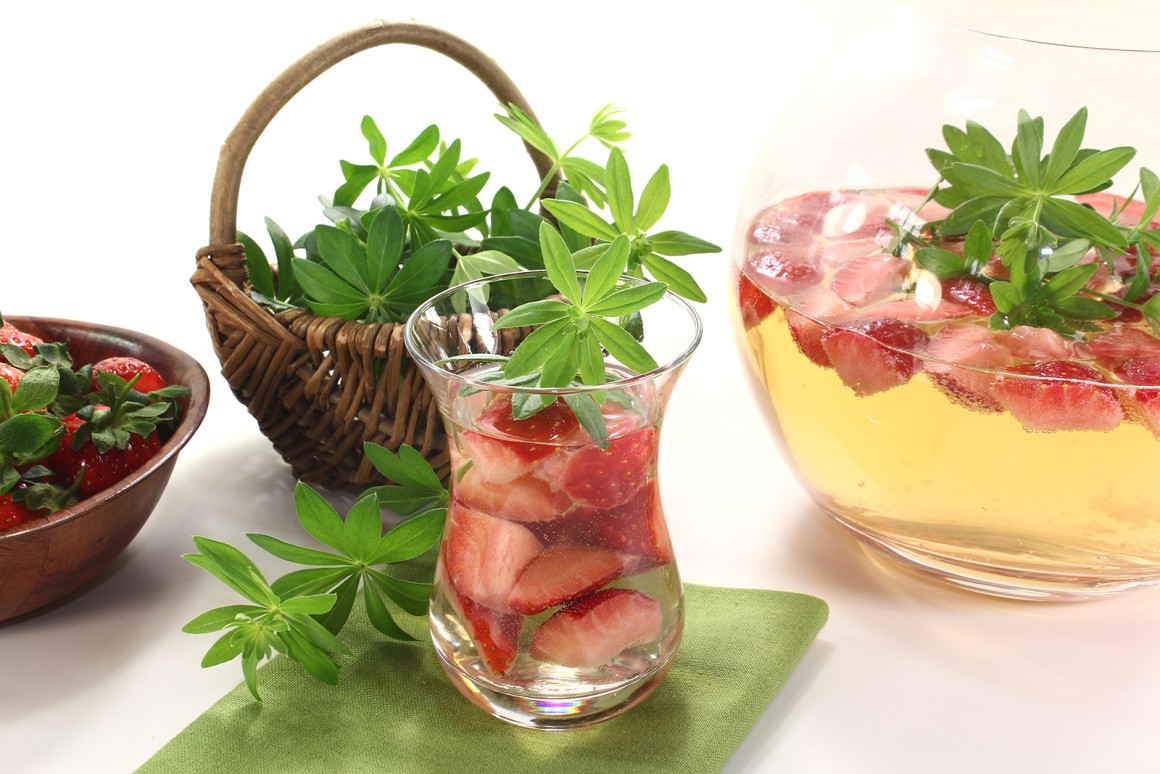 Maibowle mit Erdbeeren