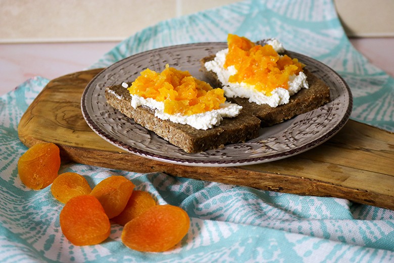 Vollkornbrot mit Quark und Aprikose belegt