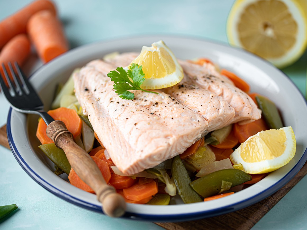 Lachs auf frischem Gemüse