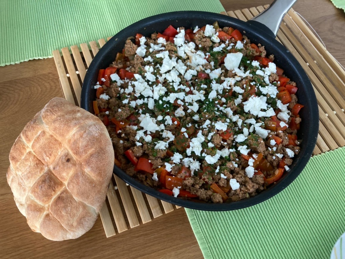 Paprika-Hack-Pfanne mit Feta