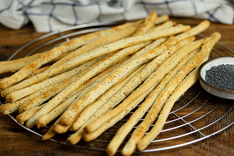 Parmesan-Grissini mit Mohn