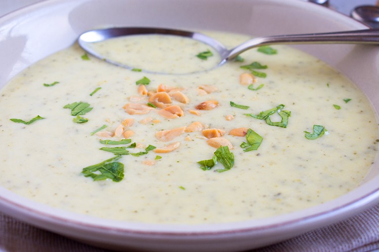 Zucchini-Kokos-Suppe mit Erdnuss-Crunch