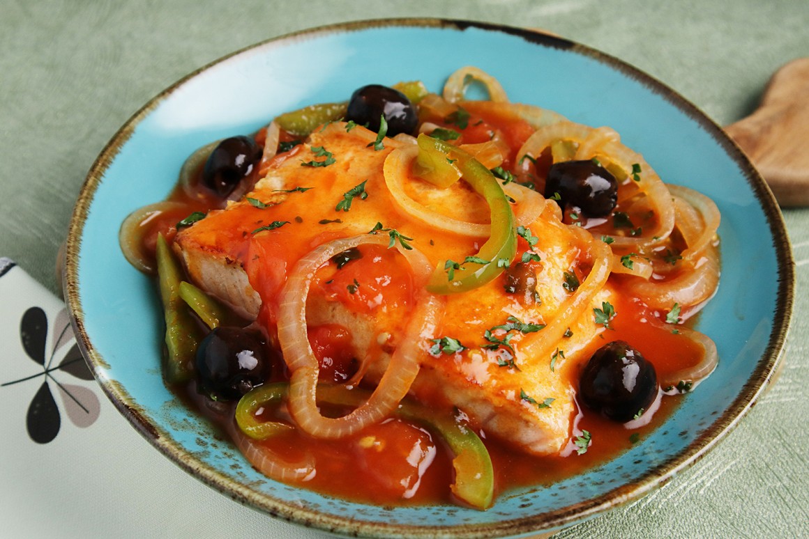 Lachssteaks in Tomaten-Oliven-Sauce