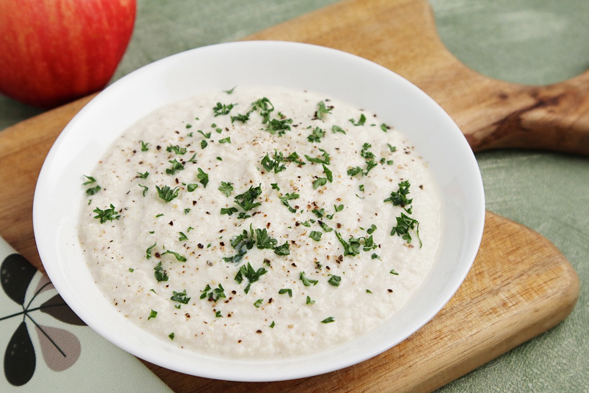 Herzhafter Proteindip mit Apfel und Knoblauch