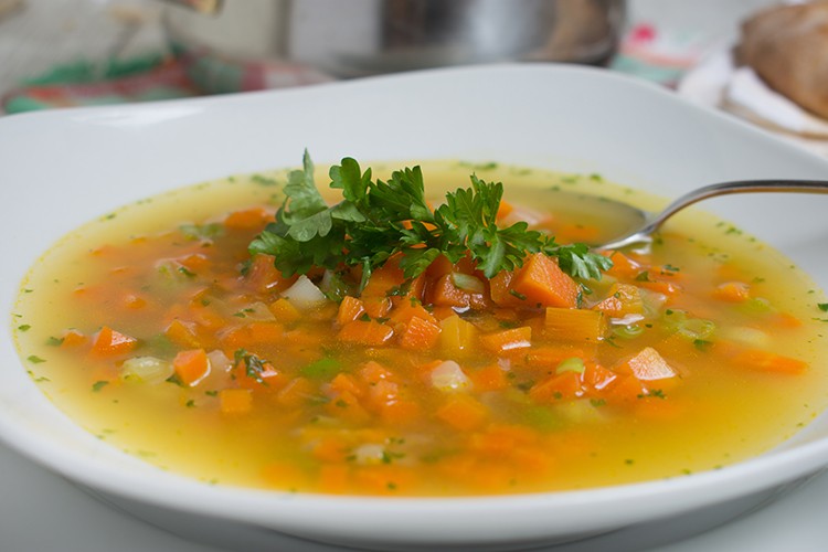 Klare Lauchsuppe mit Karotten