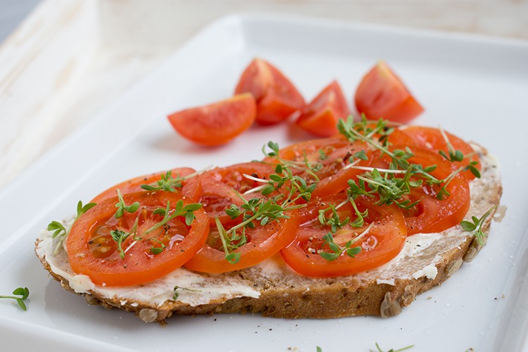 Tomatenbrot mit Kresse