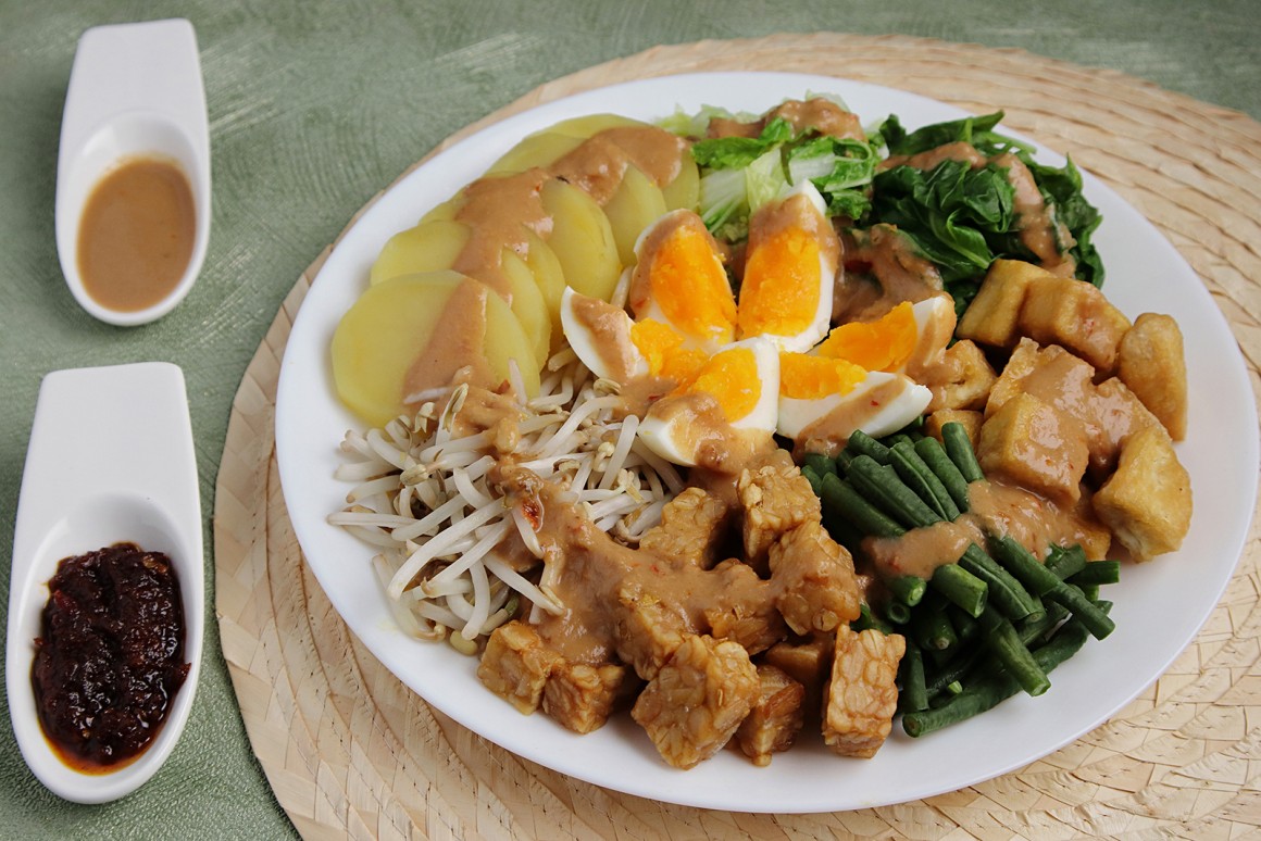 Gemüseplatte mit Erdnuss-Sauce