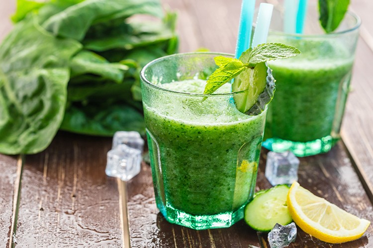 Grüner Smoothie mit Matcha und Apfel