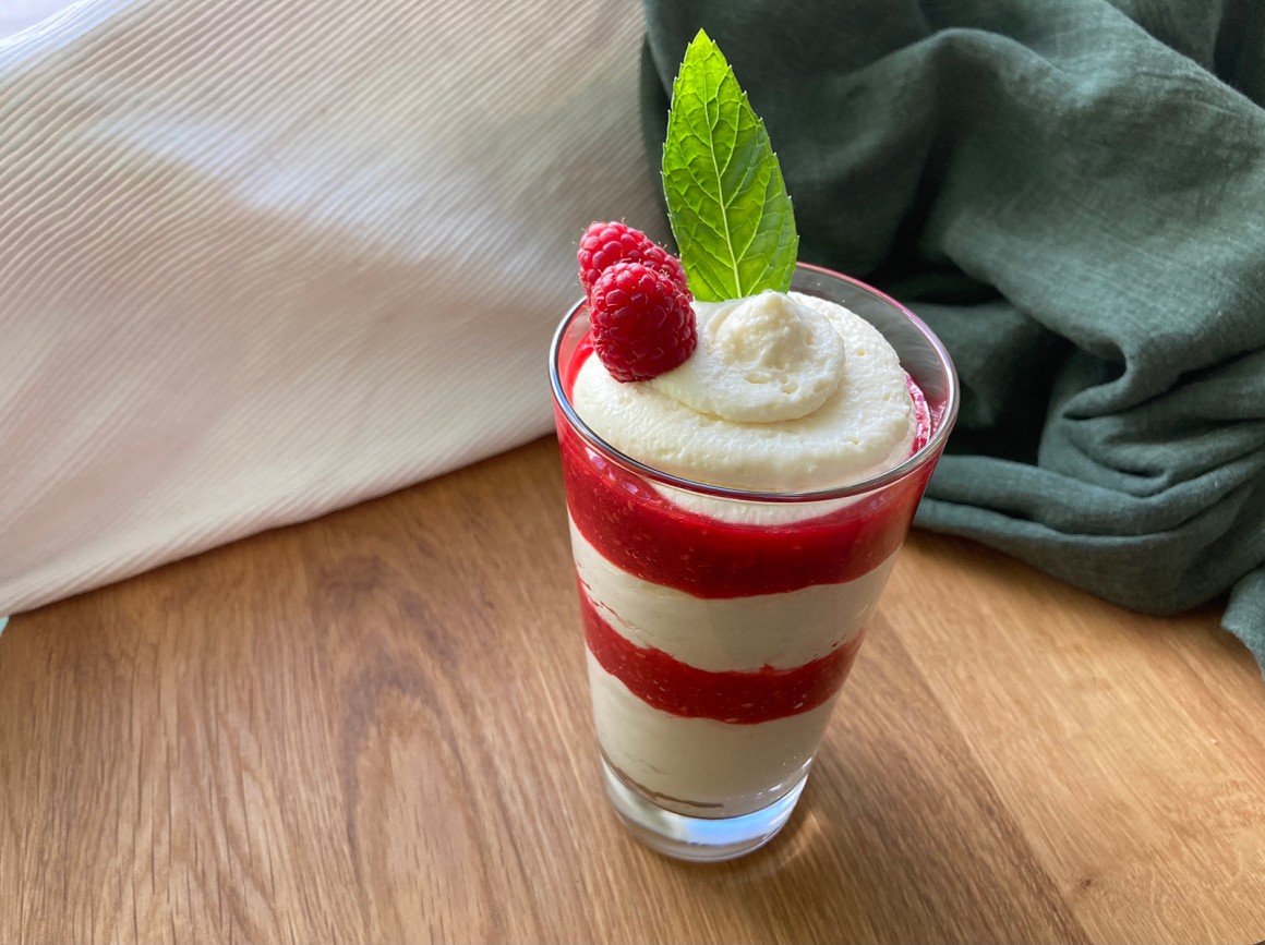 Schmandcreme mit Himbeeren