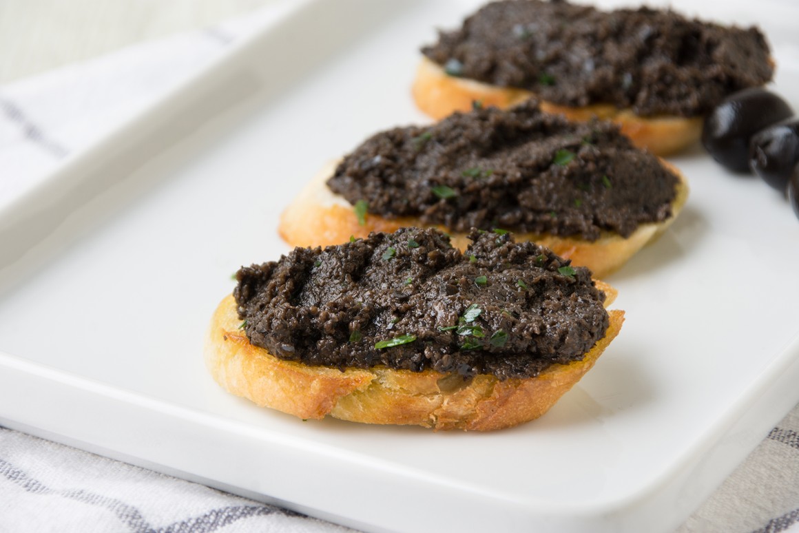 Geröstete Brotscheiben mit Olivenpaste