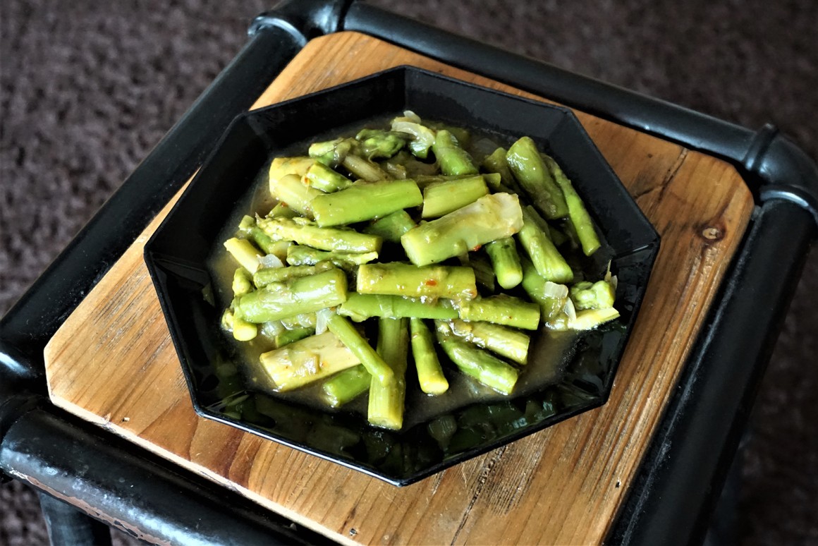 Gebratener Spargel mit indischer Sauce