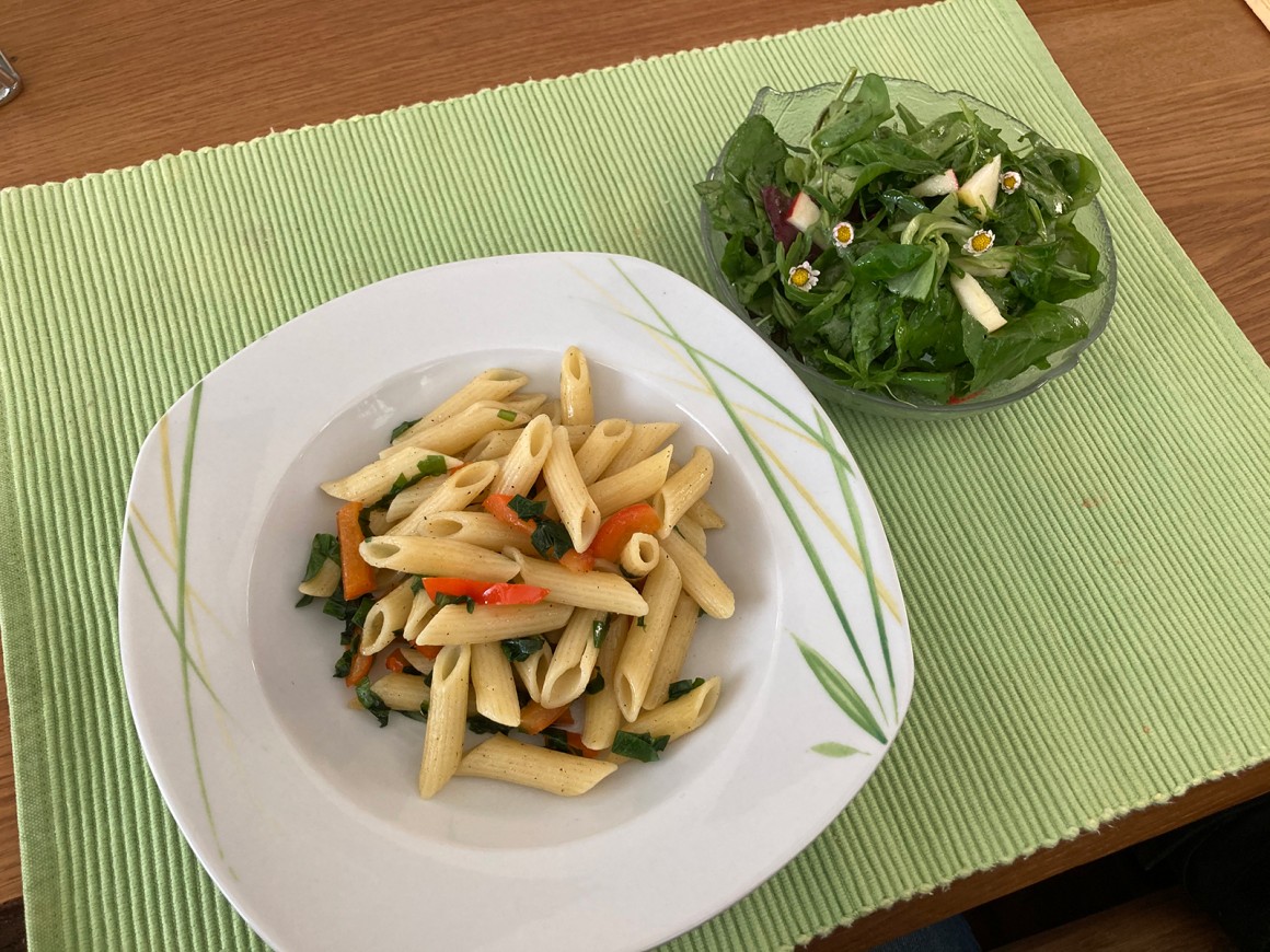 Bärlauchnudeln mit buntem Salat