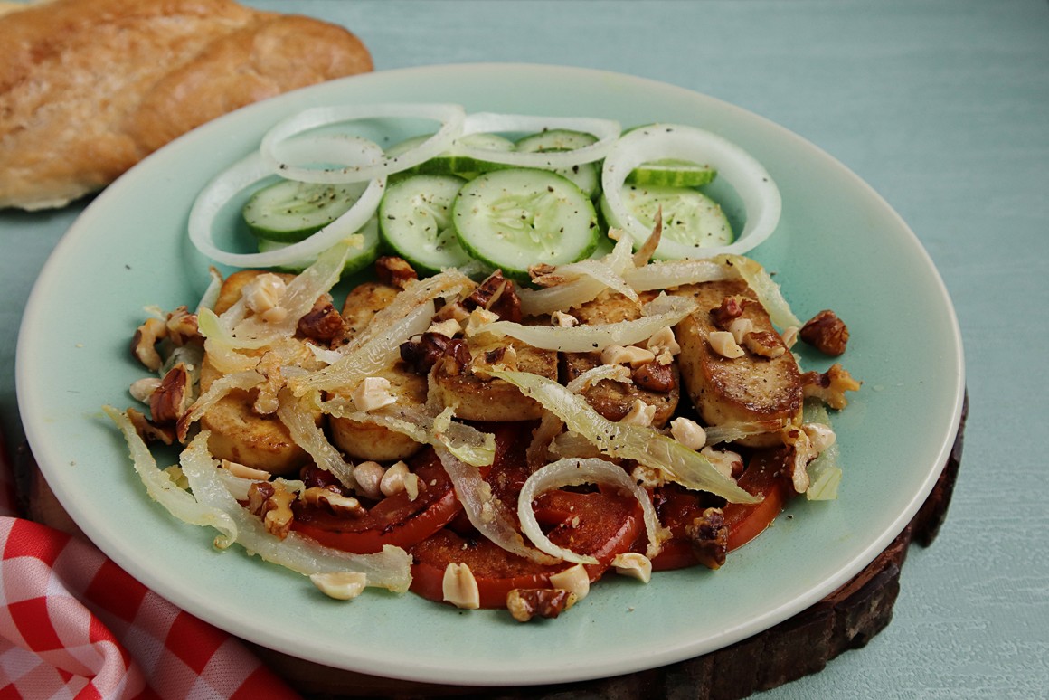 Tofuschnitten mit Nuss-Zwiebel-Kruste